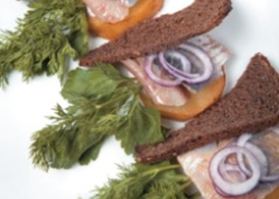Hering mit gebackenen Kartoffeln