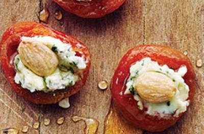 Aperitif von getrockneten Aprikosen und Käse