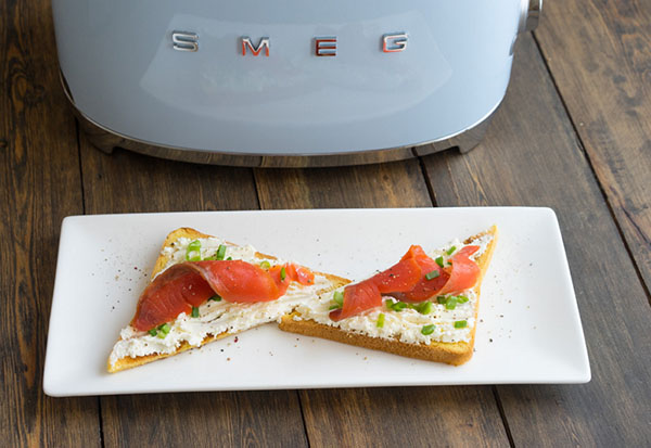 Die Idee eines Sommer-Mittagessens: Toasts mit Lachs und warmem Spargelsalat