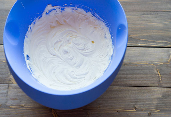 Ein raffiniertes Rezept: eine Rolle mit cremiger Sahne
