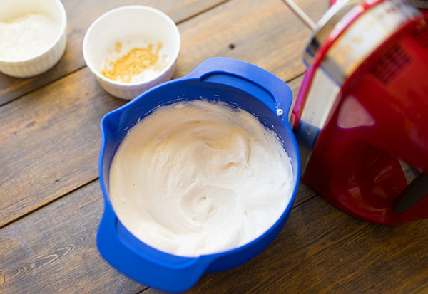 Ein raffiniertes Rezept: eine Rolle mit cremiger Sahne