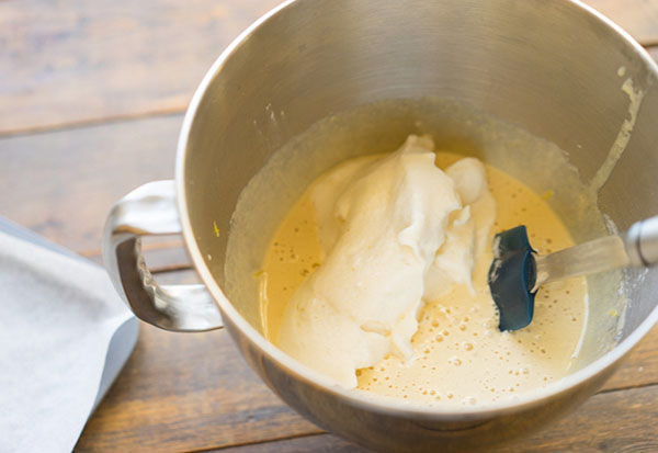 Ein raffiniertes Rezept: eine Rolle mit cremiger Sahne