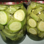 Eingelegte Zucchini mit Knoblauch