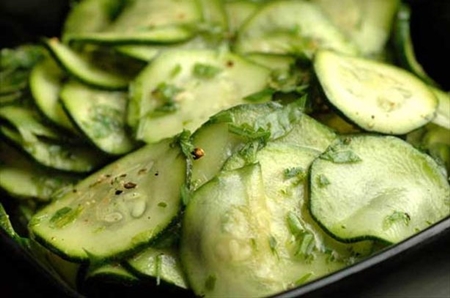 Eingelegte Zucchini mit Knoblauch