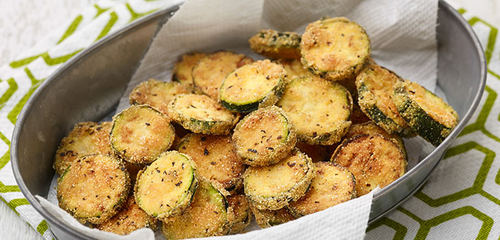 Knusprige Zucchini mit Knoblauch und Gemüse - Rezept c Foto
