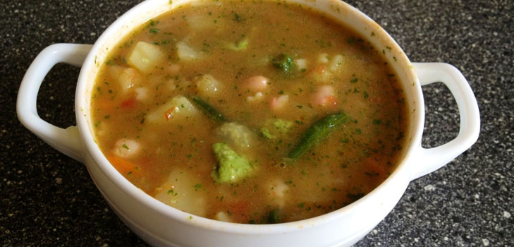 Wie man Bohnensuppe zubereitet