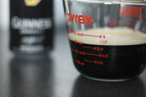 Wie man Kekse auf Bier backt: ein einfaches Rezept mit einem Foto