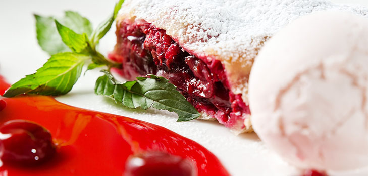 Ein Rezept für saftigen und zarten Kirschstrudel mit Zimt
