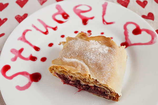 Ein Rezept für saftigen und zarten Kirschstrudel mit Zimt