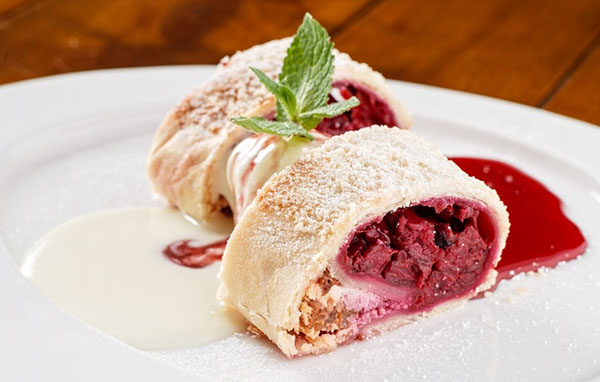 Kirschstrudel backen: ein Rezept zum Backen mit saftigen Kirschen und duftendem Zimt