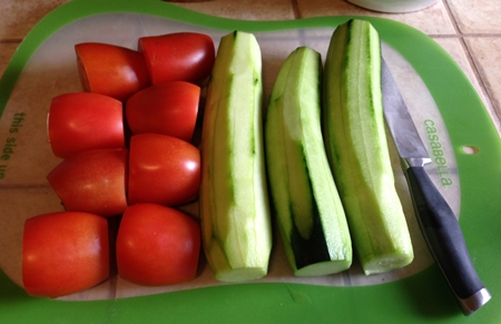 Wie man Gurken und Tomaten schön schneidet