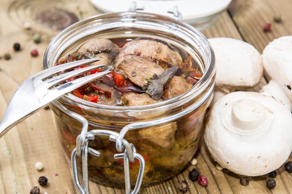 Pilze zu Hause pürieren - Rezepte für den Winter in Banken