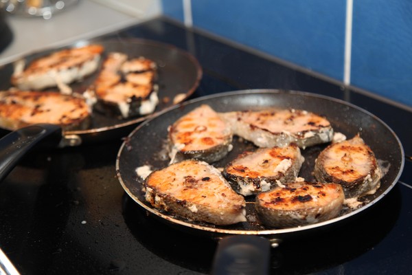 Wie man rosa Lachs kocht? Rezepte von saftigem und weichem rosa Lachs im Ofen mit saurer Sahne