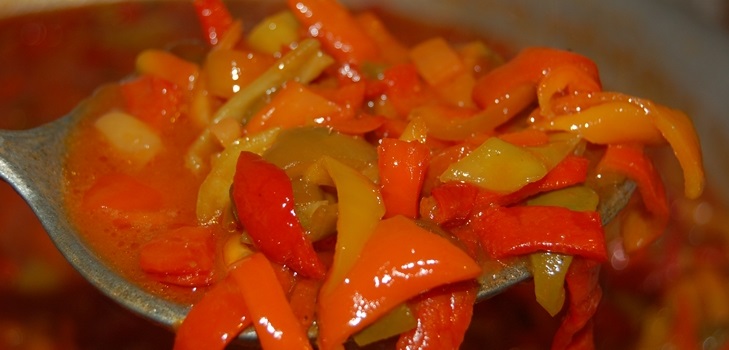 Wie man lecho von Pfeffer und Tomaten für den Winter kochen - ein einfaches Rezept