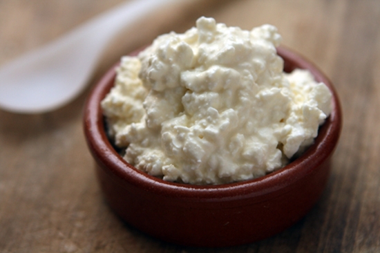 Wie man Hüttenkäse aus Milch zu Hause zubereitet Wie man Hüttenkäse aus Milch zu Hause zubereitet