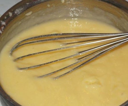 Wie man eine Creme für Capkake macht: Vanillepudding, Käse und Kondensmilch, ein Rezept mit einem Foto