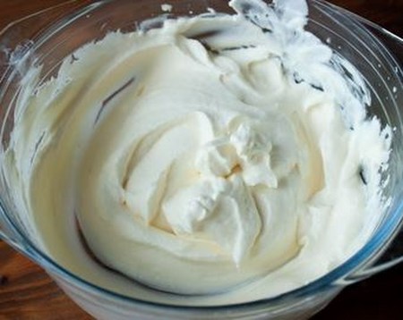 Wie man eine Creme für Capkake macht: Vanillepudding, Käse und Kondensmilch, ein Rezept mit einem Foto