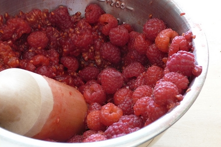 Wie man Himbeeren für den Winter mit Zucker einfrieren