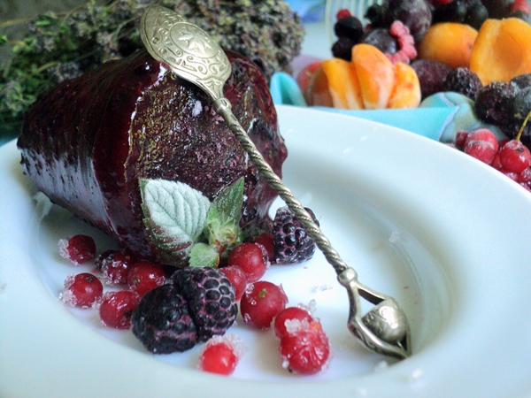 Einfrierende schwarze Johannisbeere in Form von Sorbet