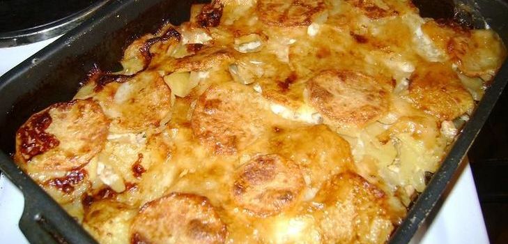 Kartoffeln mit Fleisch im Ofen: Wie man köstlich kocht?