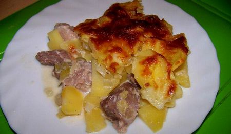 Kartoffeln mit Fleisch im Ofen: Wie man köstlich kocht?