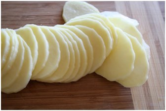 gleichmäßig geschnittene Kartoffeln Wir schneiden Kartoffeln