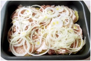 Zwiebel übergossen Zwiebel auf Fleisch