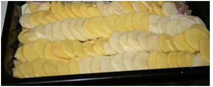 Alle Schichten sind mit Mayonnaise geblottet ein Gericht mit Mayonnaise geölt
