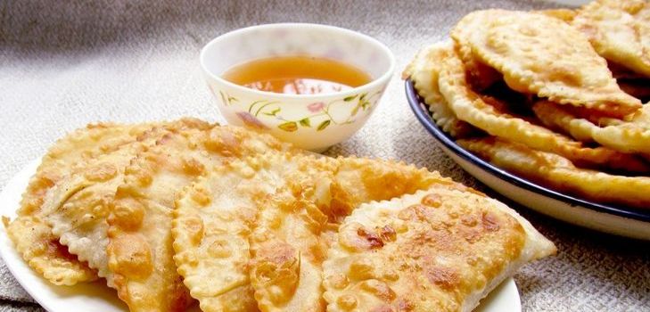 Kaukasische Torten mit Fleisch - Chebureks