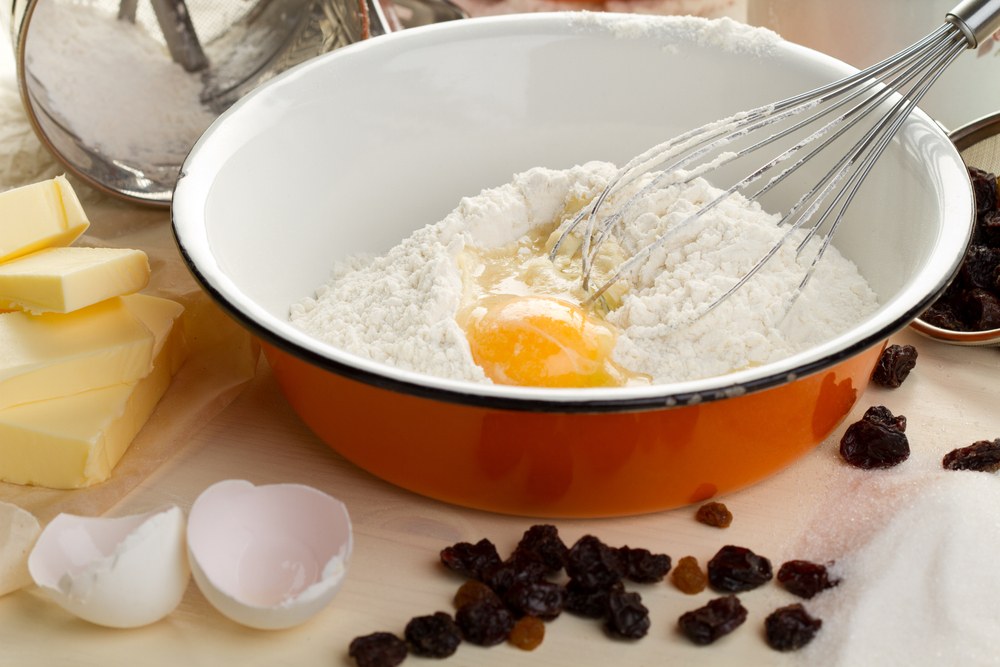 Zutaten für Kuchen mit Rosinen in Schimmel Zutaten für Kuchen mit Rosinen in Schimmel