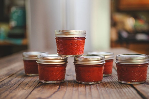 Ketchup mit eigenen Händen aus Tomaten: Schritt-für-Schritt-Rezepte für die Ernte für den Winter
