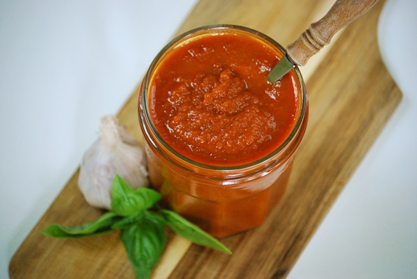 Ketchup mit eigenen Händen aus Tomaten: Schritt-für-Schritt-Rezepte für die Ernte für den Winter