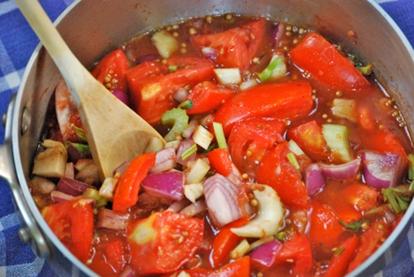 Ketchup mit eigenen Händen aus Tomaten: Schritt-für-Schritt-Rezepte für die Ernte für den Winter