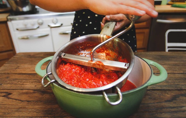 Ketchup mit eigenen Händen aus Tomaten: Schritt-für-Schritt-Rezepte für die Ernte für den Winter