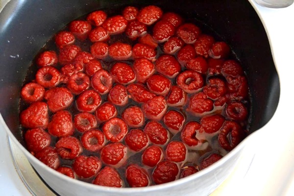 Köstliches Kompott von Himbeeren für den Winter