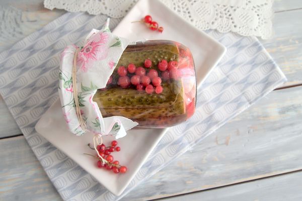 Eingemachte Gurken mit roten Johannisbeeren, ein Rezept mit einem Foto. Gurken für den Winter ohne Essig, Rezept