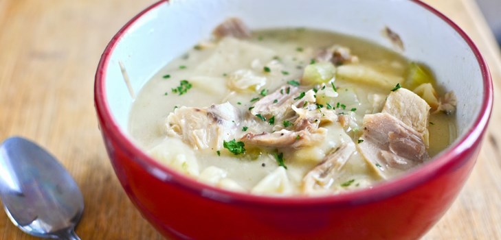 Hühnersuppe mit Knödel - Rezept mit einem Foto