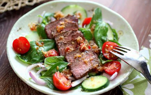 Salat mit Rindfleisch und Basilikum