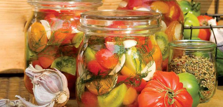 Frisch gesalzene Tomaten in einer Tasche und in einem Kochtopf