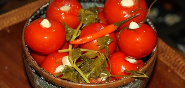 Frisch gesalzene Tomaten in einer Tasche und in einem Kochtopf