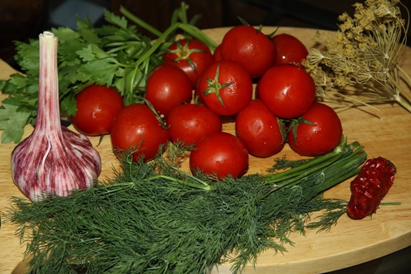 Frisch gesalzene Tomaten in einer Tasche und in einem Kochtopf