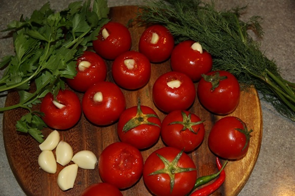 Frisch gesalzene Tomaten in einer Tasche und in einem Kochtopf