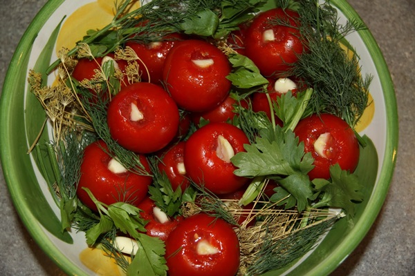 Frisch gesalzene Tomaten in einer Tasche und in einem Kochtopf