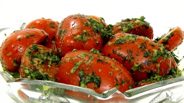 Frisch gesalzene Tomaten in einer Tasche und in einem Kochtopf