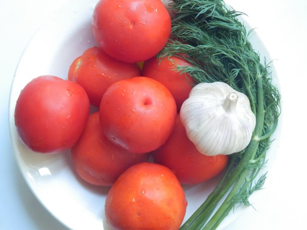 Frisch gesalzene Tomaten in einer Tasche und in einem Kochtopf