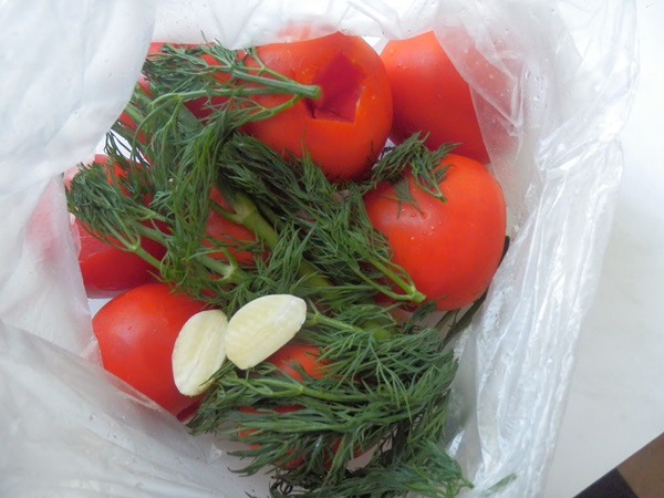 Frisch gesalzene Tomaten in einer Tasche und in einem Kochtopf