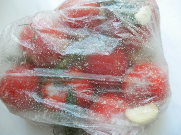 Frisch gesalzene Tomaten in einer Tasche und in einem Kochtopf