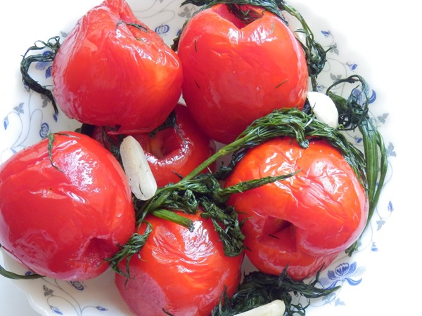 Frisch gesalzene Tomaten in einer Tasche und in einem Kochtopf