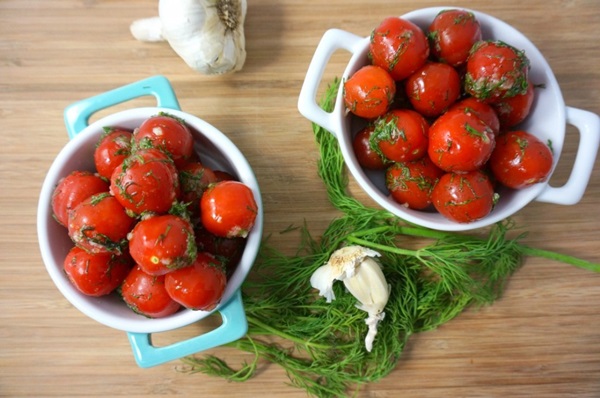 Frisch gesalzene Tomaten in einer Tasche und in einem Kochtopf