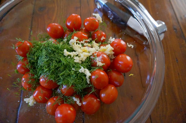 Frisch gesalzene Tomaten in einer Tasche und in einem Kochtopf